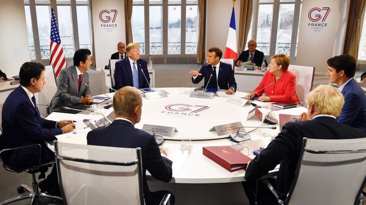Los líderes del G7, durante la reunión que mantuvieron ayer en la cumbre de Biarritz.
