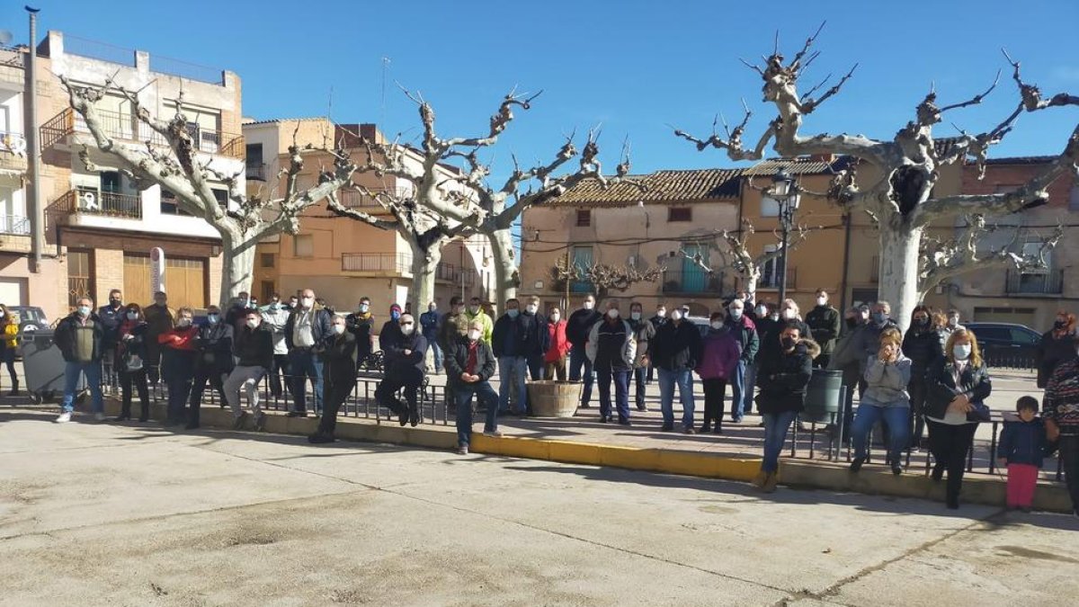 La reunión de payeses afectados se llevó acabo en la plaza de Bovera ayer por la mañana.