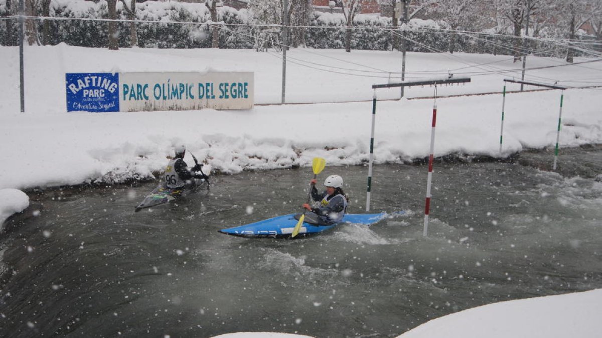 La nevada del pasado miércoles dejó grosores de hasta 30 centímetros en el Parc del Segre, donde la actividad piragüista no se detuvo.