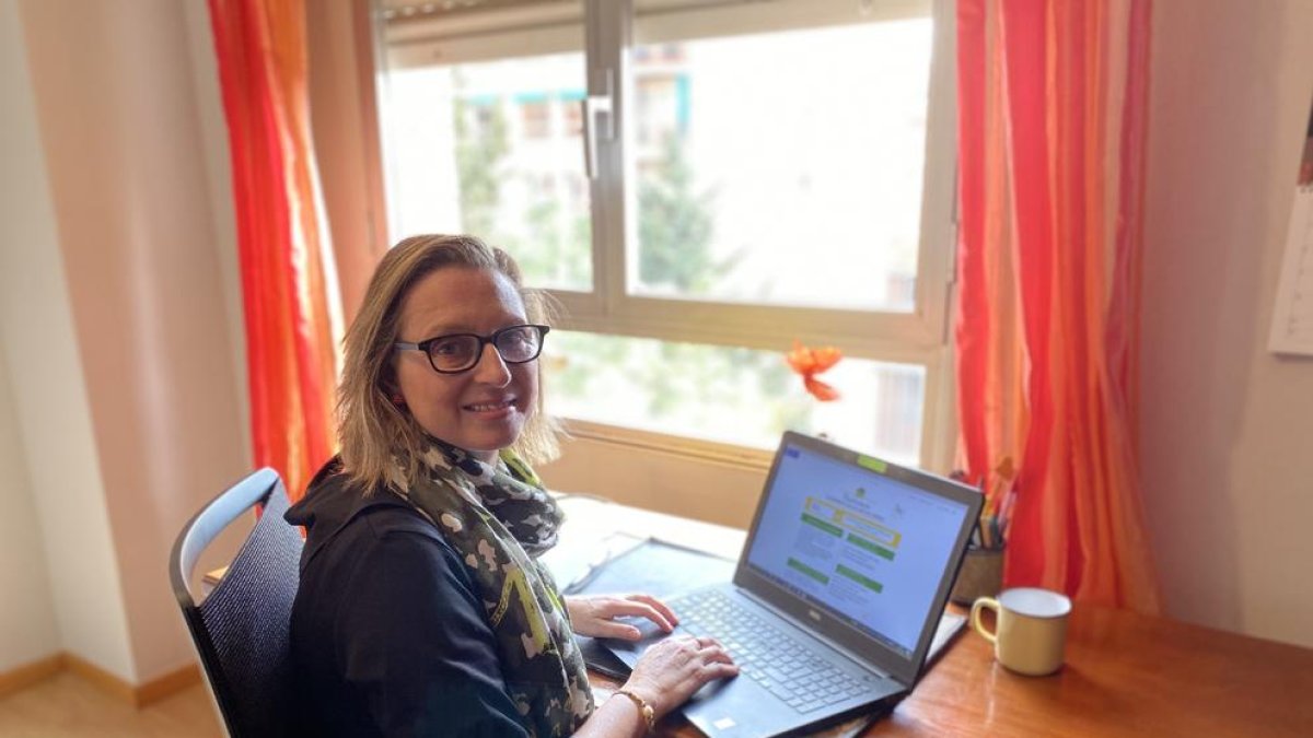 Ravés teletreballant a casa i recollint informació sobre com afronten les persones aquesta crisi.