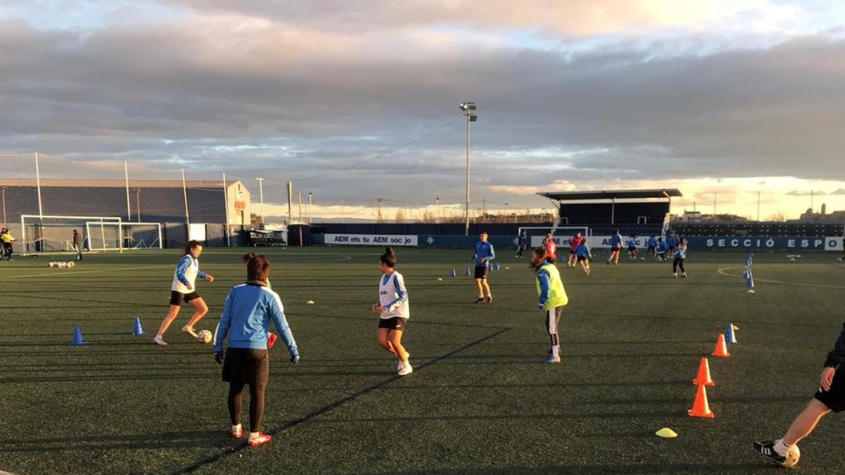 La plantilla de l’AEM, durant l’entrenament al Recasens.