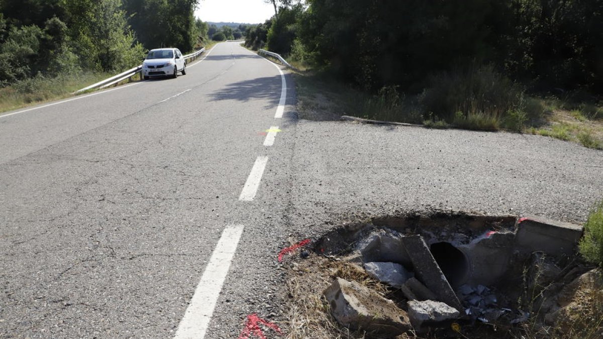 El coche que conducía el fallecido impactó contra esta arqueta.