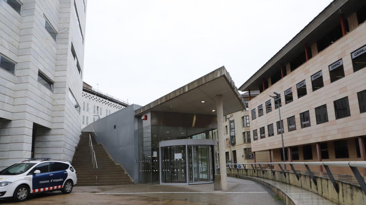 Imatge de l’entrada als jutjats de Lleida a l’inici del decret de l’estat d’alarma.