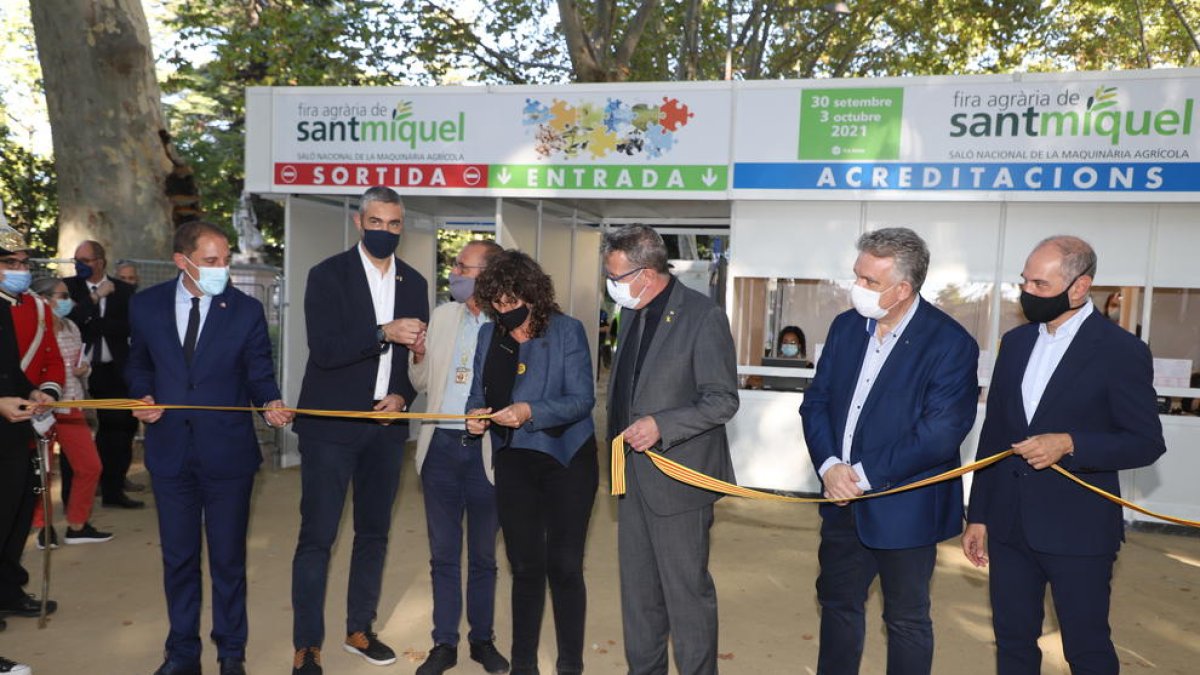 La consellera d’Agricultura, Teresa Jordà, entre la resta d’autoritats en el moment de tallar la cinta i inaugurar la Fira de Sant Miquel.