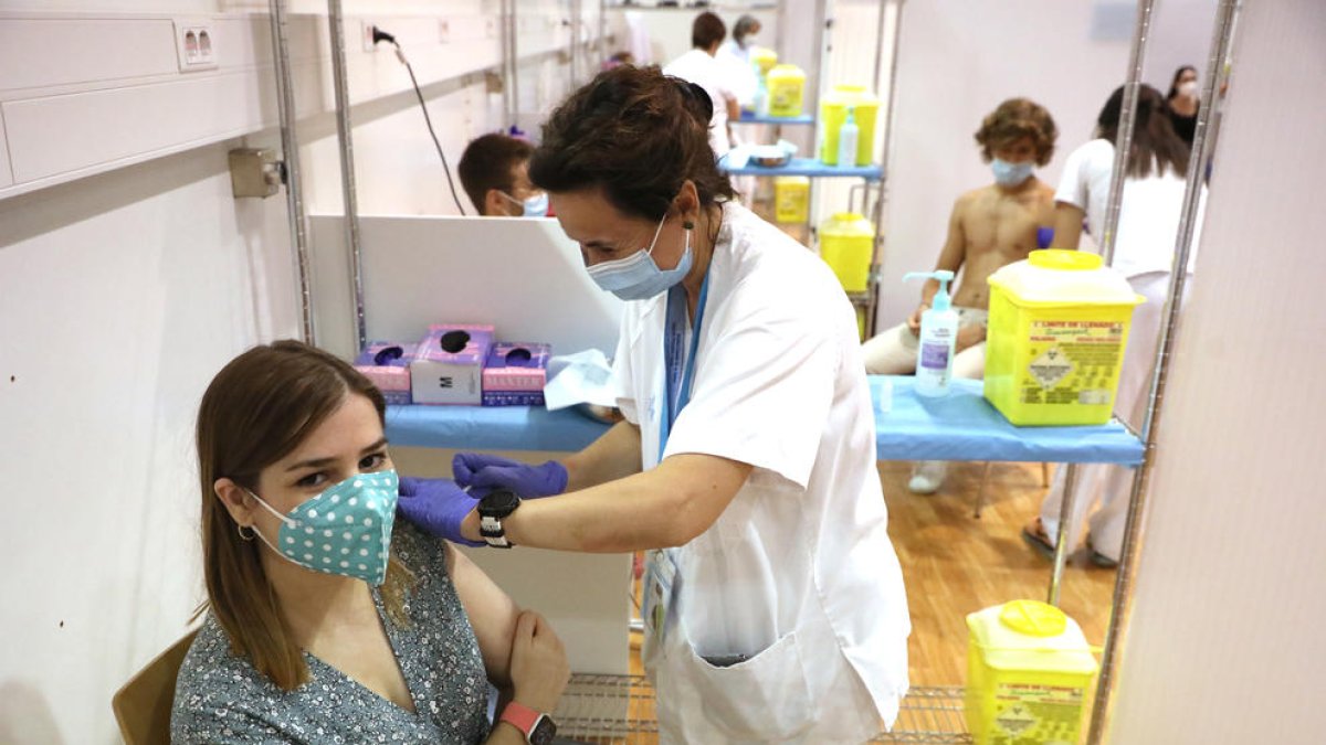 Una jove de 27 anys rep la vacuna de Pfizer ahir al pavelló Onze de Setembre.