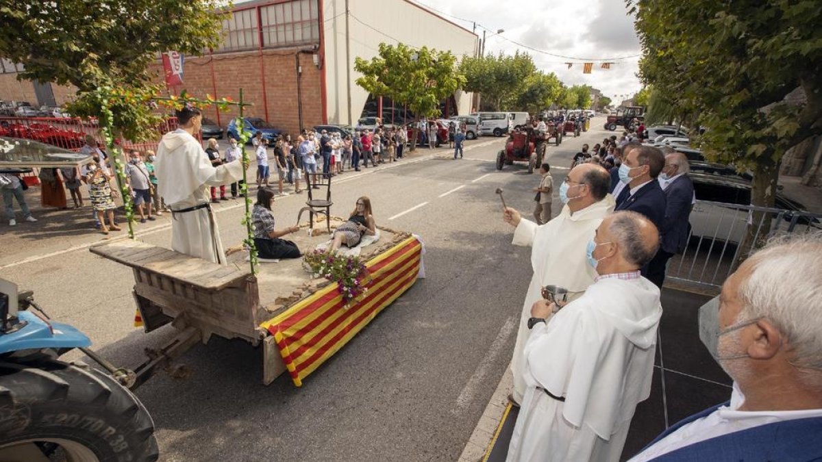 Los jóvenes diseñan cada año en una carroza la estampa de un exvoto del museo del santuario. Los peregrinos dan tres vueltas al altar de las reliquias del santo.