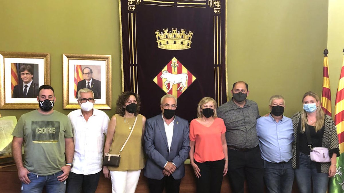 Els membres del consistori de les Borges després del ple extraordinari, amb Enric Mir.