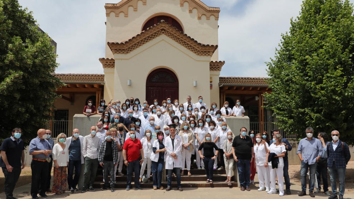Compañeros del doctor Francesc Abella le sorprendieron ayer con una fiesta de despedida celebrada en los jardines del hospital Santa Maria de Lleida.