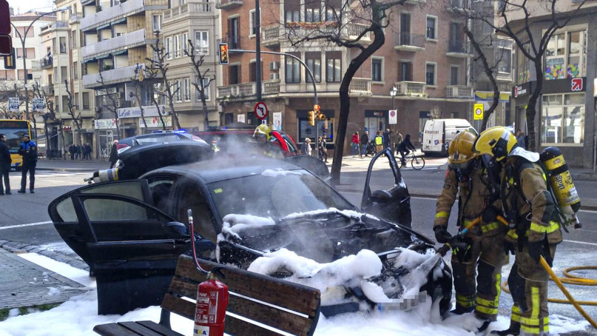 Se incendia un vehículo en el centro de Lleida