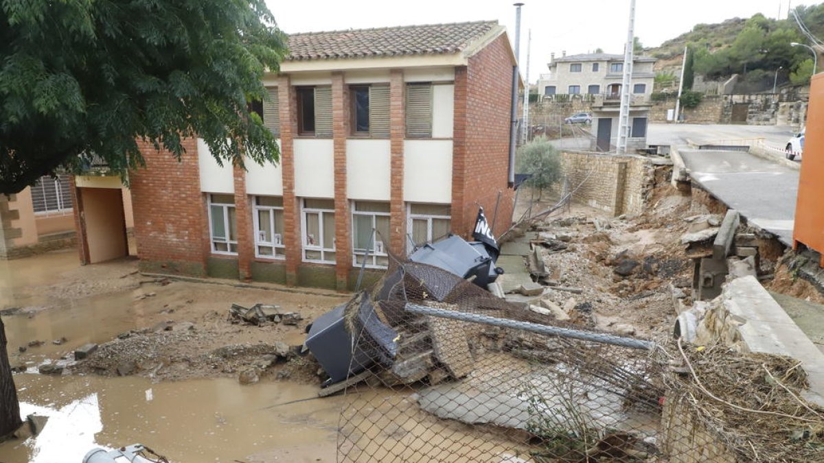 El patio del colegio y la ‘escola bressol’ de Vinaixa, en octubre de 2019 tras el paso del temporal Dana.