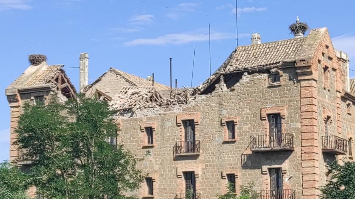 Imatge de la Casa Gran amb part de la teulada enfonsada.