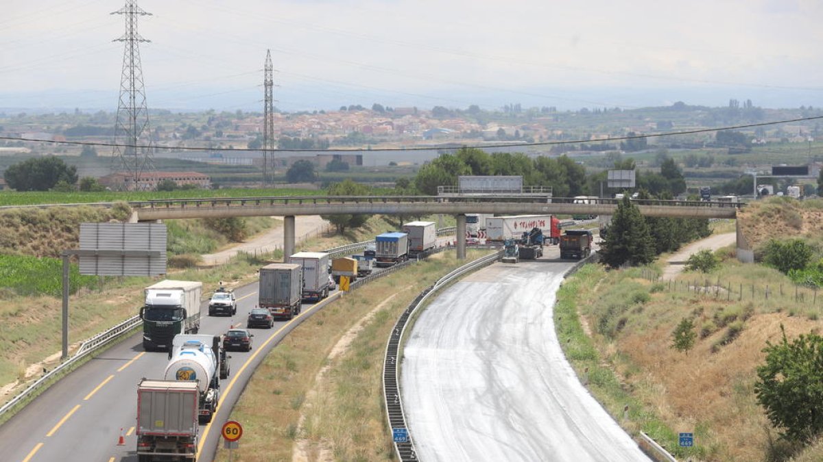 Las obras para reparar el firme de la A-2 en el Segrià, que ejecuta el Estado y que seguirán este verano.