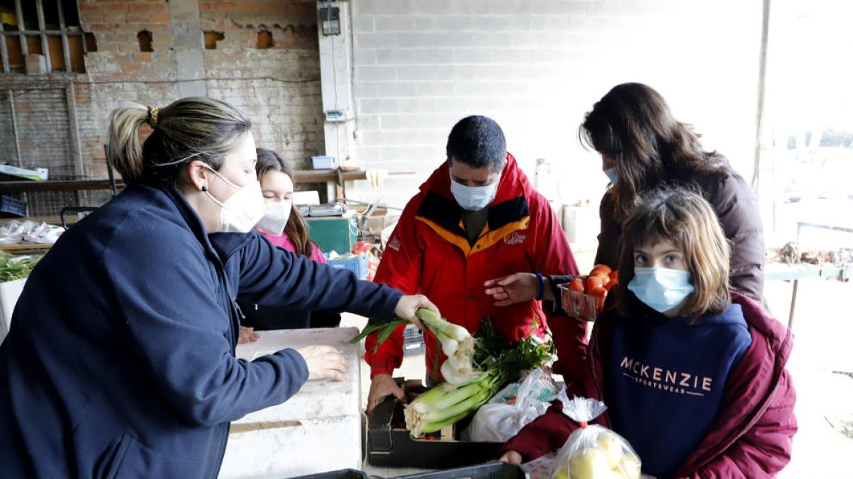 Muchas familias aprovecharon el domingo para acudir a L’Horta y comprar productos.