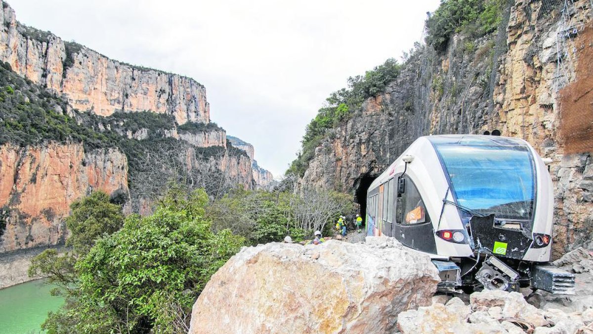La retirada del tren danyat el 19 de març passat.