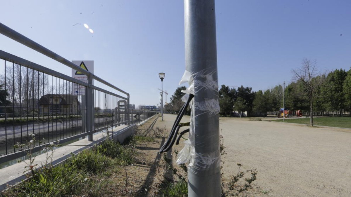 Un fanal amb els cables arrancats a l’avinguda La Canadenca.