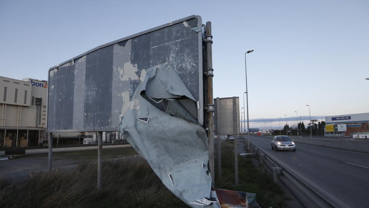 Imagen de un cartel arrancado por el viento en la LL-11.