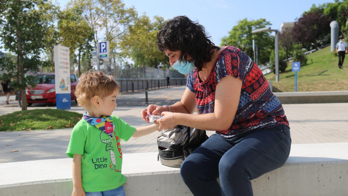 La madre Laia Mascarella y su hijo Lleïr intervenido en el Vall d’Hebron.