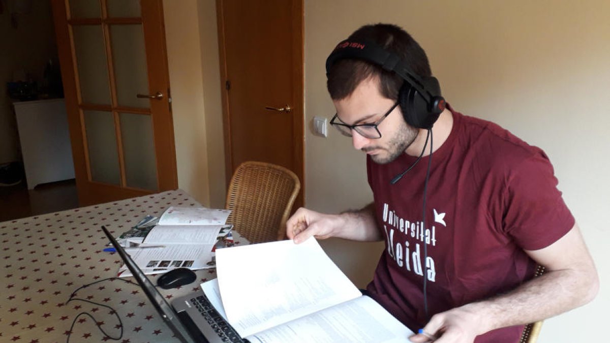 Un estudiant de la UdL, atenent el xat a la fira virtual UNIFeria destinada a graus.