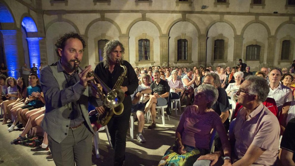 Los patios de la Universitat se llenaron del color de los años 20.