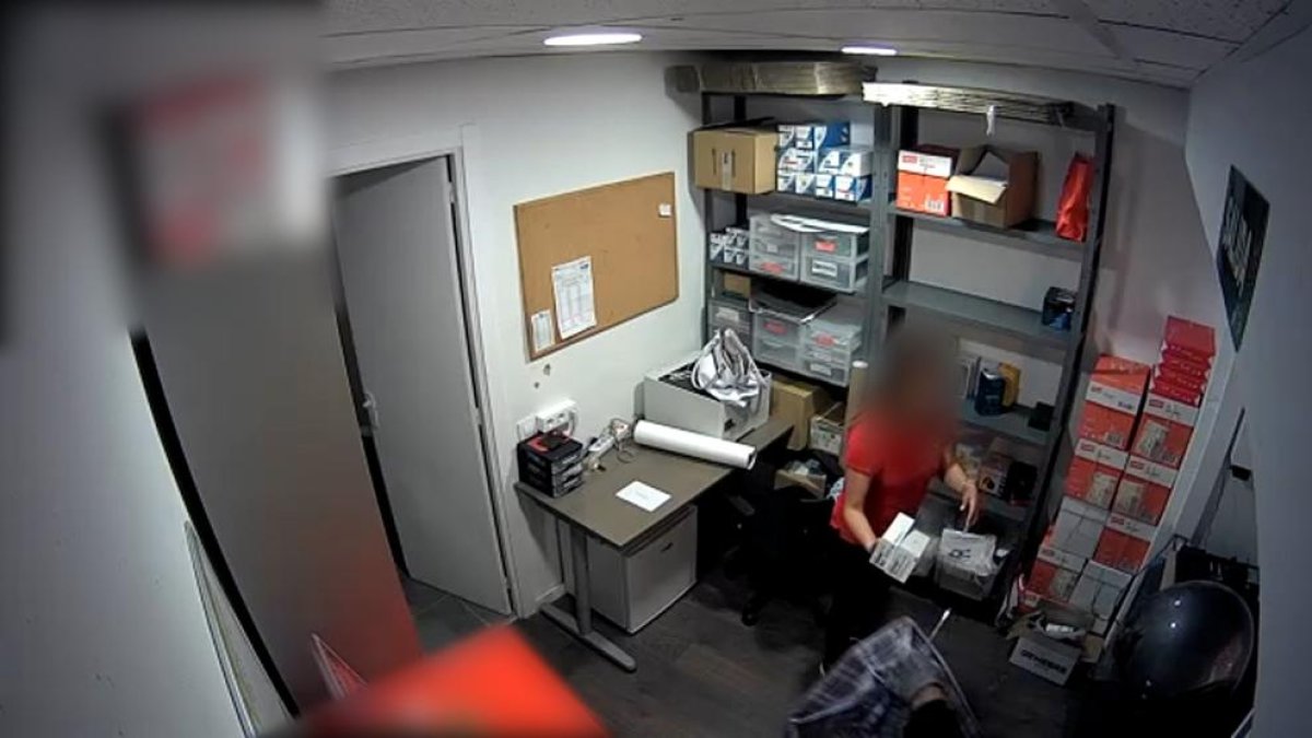 Els atracadors accedien a establiments comercials armats i amb cascos de moto.