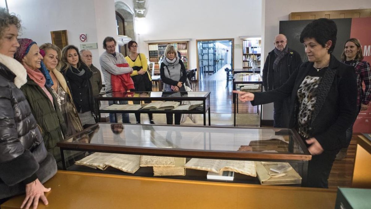 La muestra incluye una treintena de documentos que van del año 1072 hasta el siglo XX.