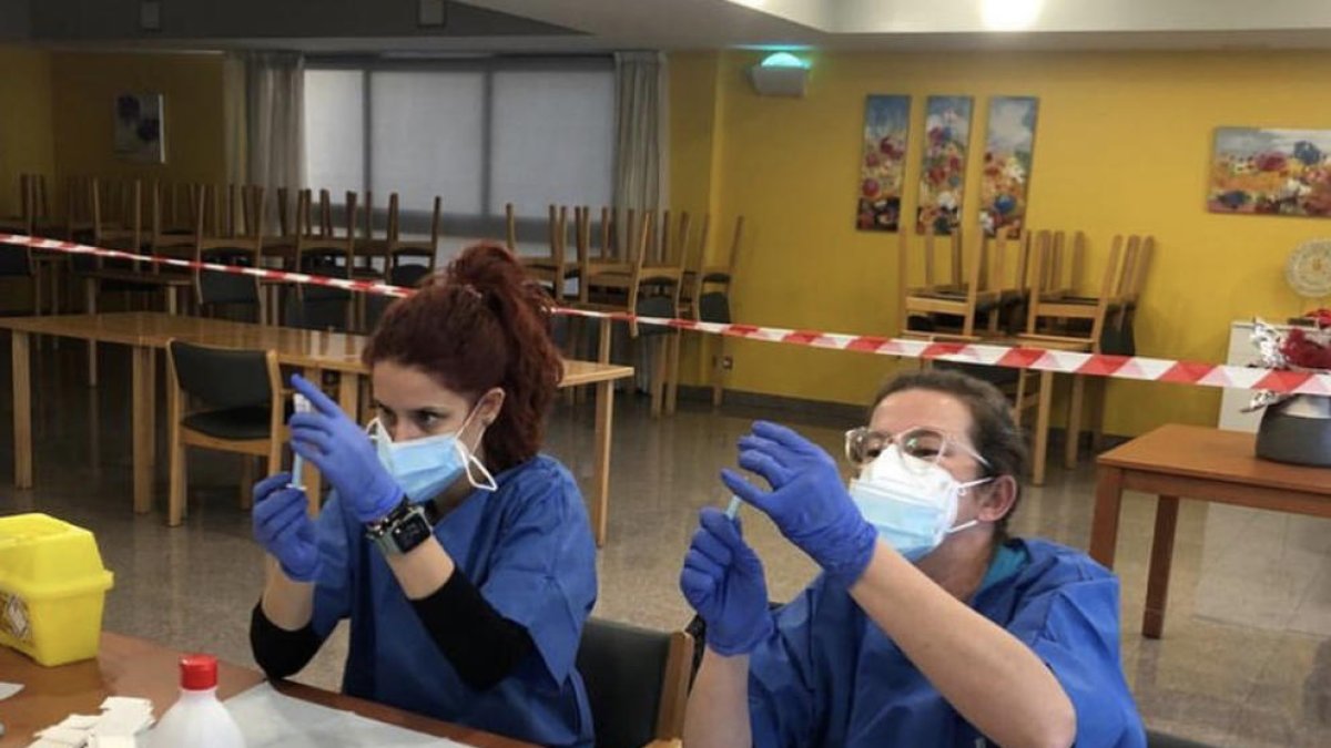 Infermeres preparant la dosi a la residència de la Fuliola.