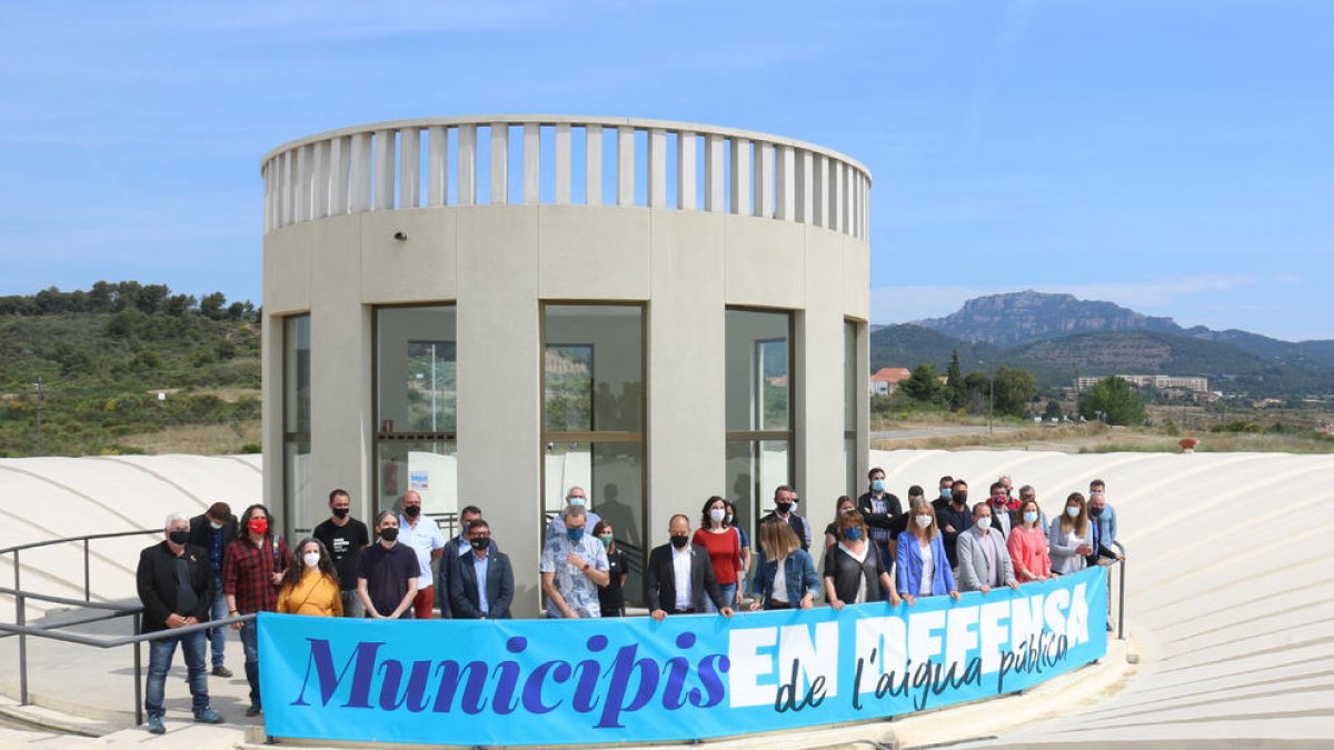 Estiarte (tercer esq.) ahir a l’acte que va tenir lloc a Terrassa.