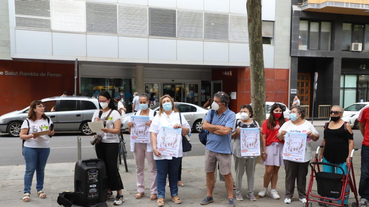 Protesta ahir a l’Atenció Primària als ambulatoris de rambla Ferran, a l’esquerra, i de Tàrrega, a la dreta.