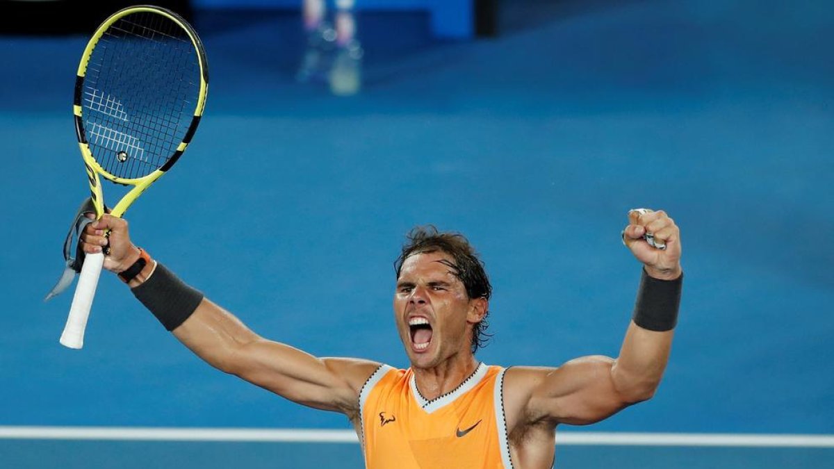 Nadal celebra su triunfo ante Tsitsipas.