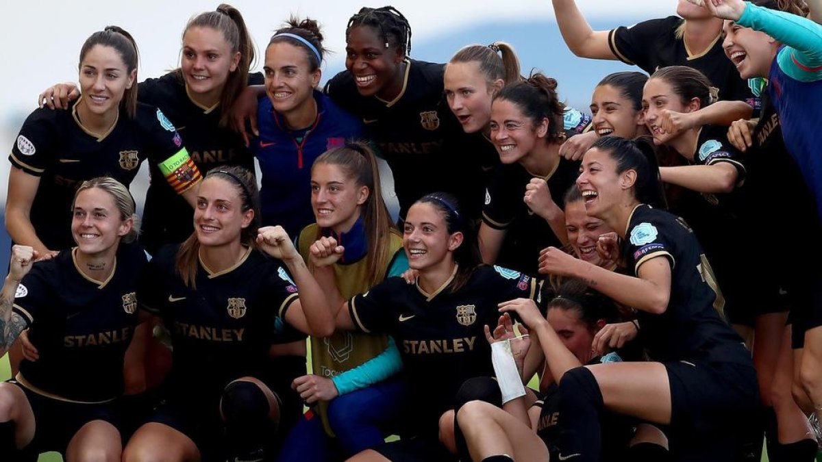 Las jugadoras azulgranas posan eufóricas tras conseguir el pase a la ronda de semifinales de la Liga de Campeones.