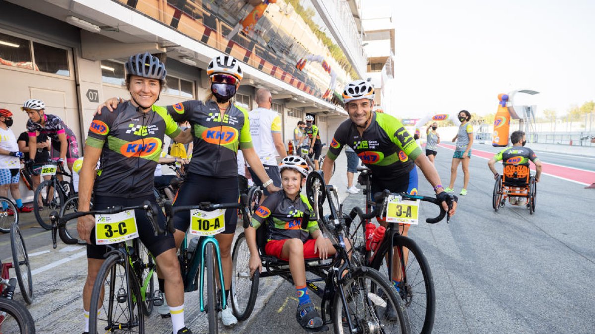 Lucio, en la fiesta de la Fundación Isidre Esteve, junto a las atletas Núria Picas y Clàudia Galicia y el exciclista profesional Melcior Mauri.