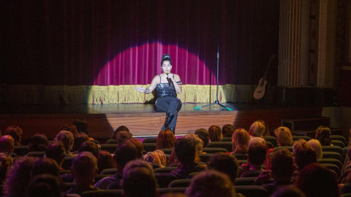 L’artista Glòria Ribera, de Guissona, va oferir divendres un assaig de l’espectacle ‘Parné’ al Teatre Ateneu de Tàrrega.