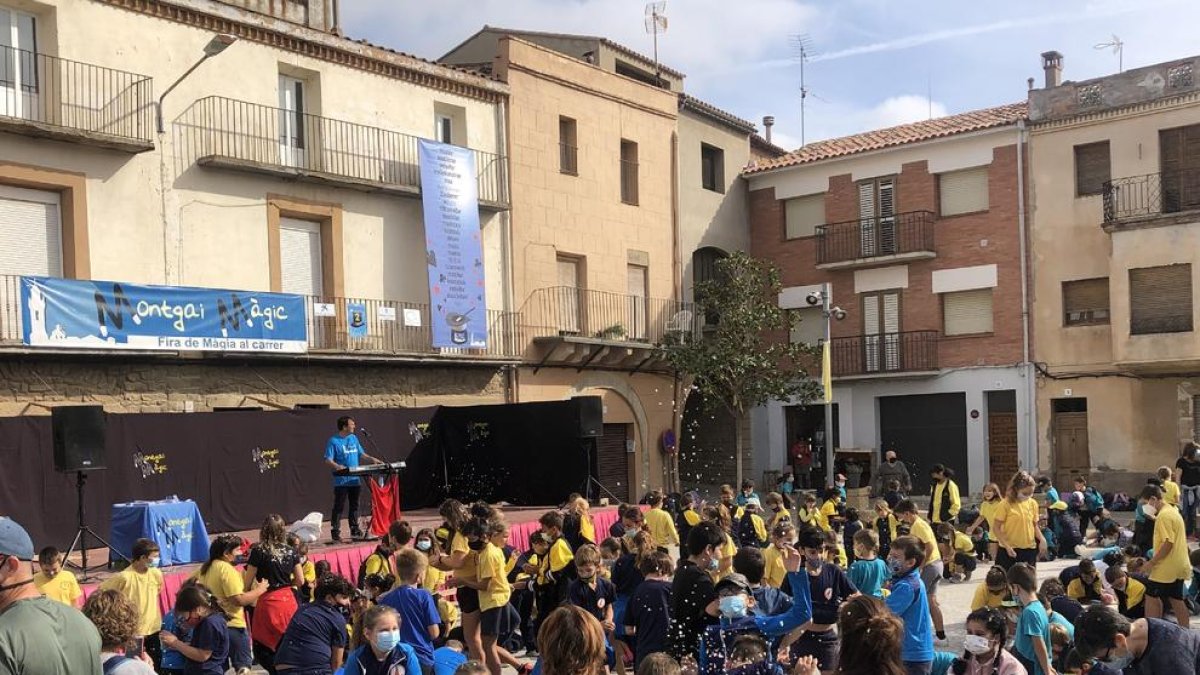 Nens i nenes que ahir van gaudir dels tallers i els espectacles del Montgai Màgic.