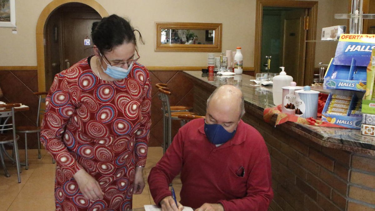 Un veí firma en contra de l’alberg i a favor d’una residència al seu lloc.