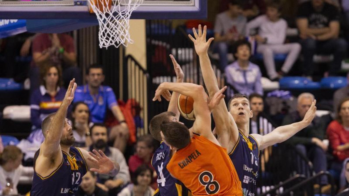 Chapela, defendido por hasta tres jugadores del Oviedo.