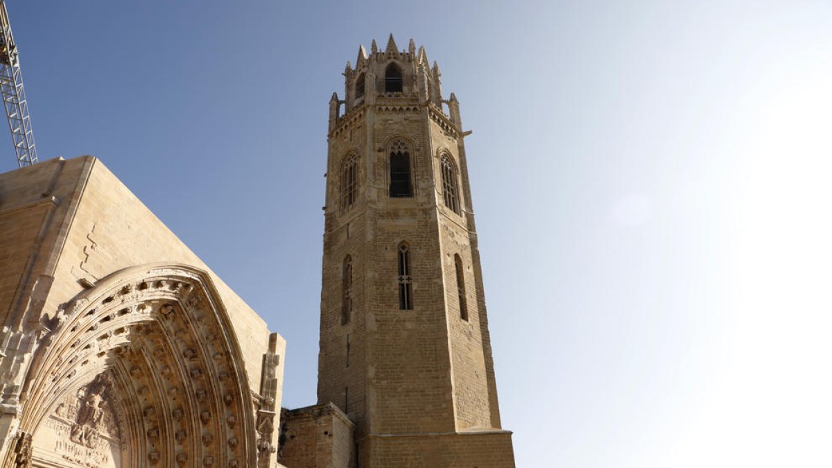 La restauración de la Porta dels Apòstols y el campanario de la Seu Vella no acusó la pandemia.
