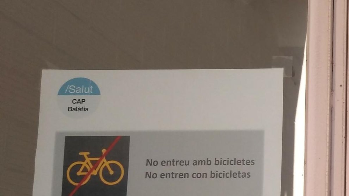 Cartel - La semana pasada el CAP de Balàfia colgó este cartel que prohibe la entrada de bicis, patinetes y perros.