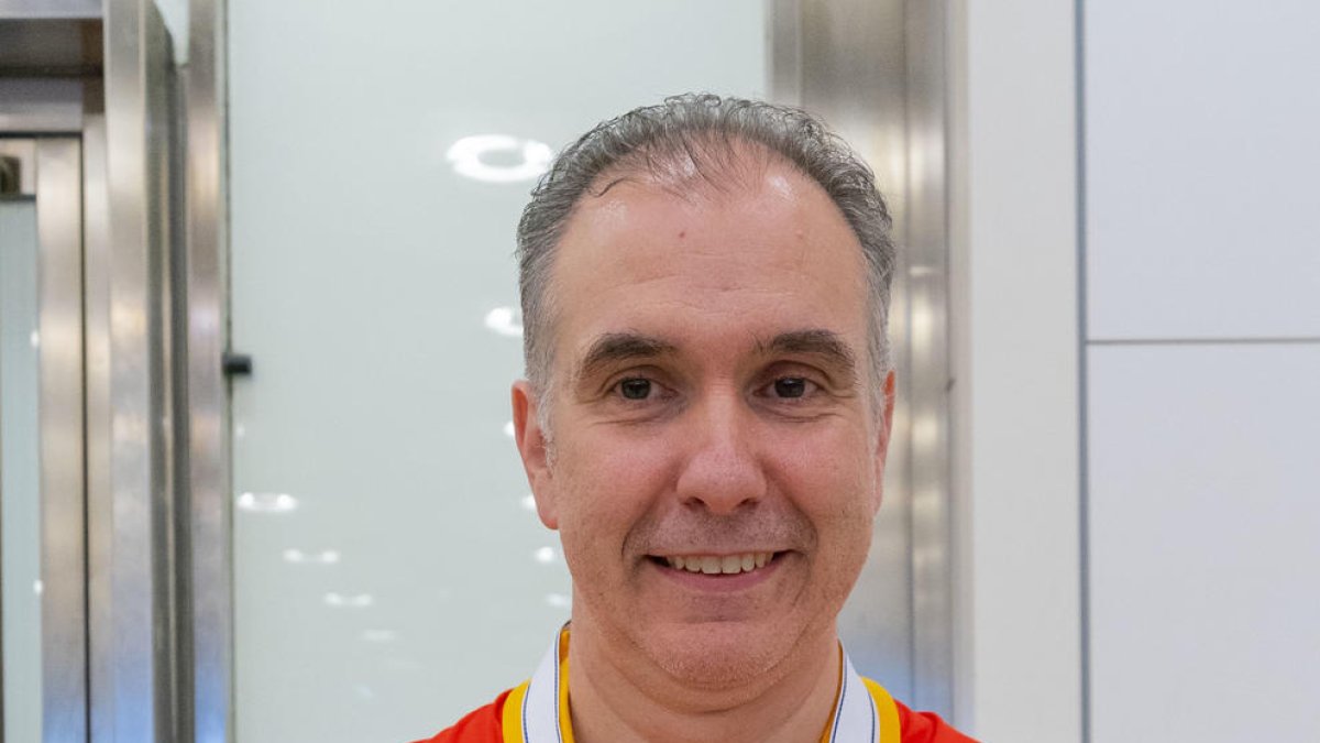 Joaquín Prado, con la medalla a la llegada ayer al aeropuerto.