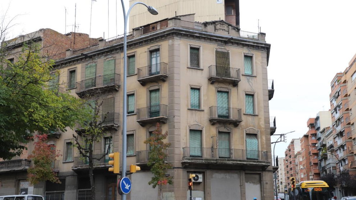 Fa anys que l’edifici de l’encreuament de Prat de la Riba i Príncep de Viana està abandonat.