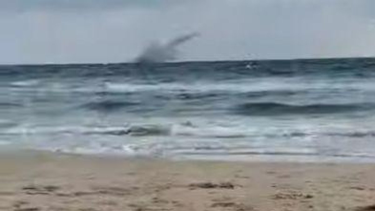 VÍDEO. S'estavella un avió de l'Exèrcit de l'Aire a la Manga del Mar Menor