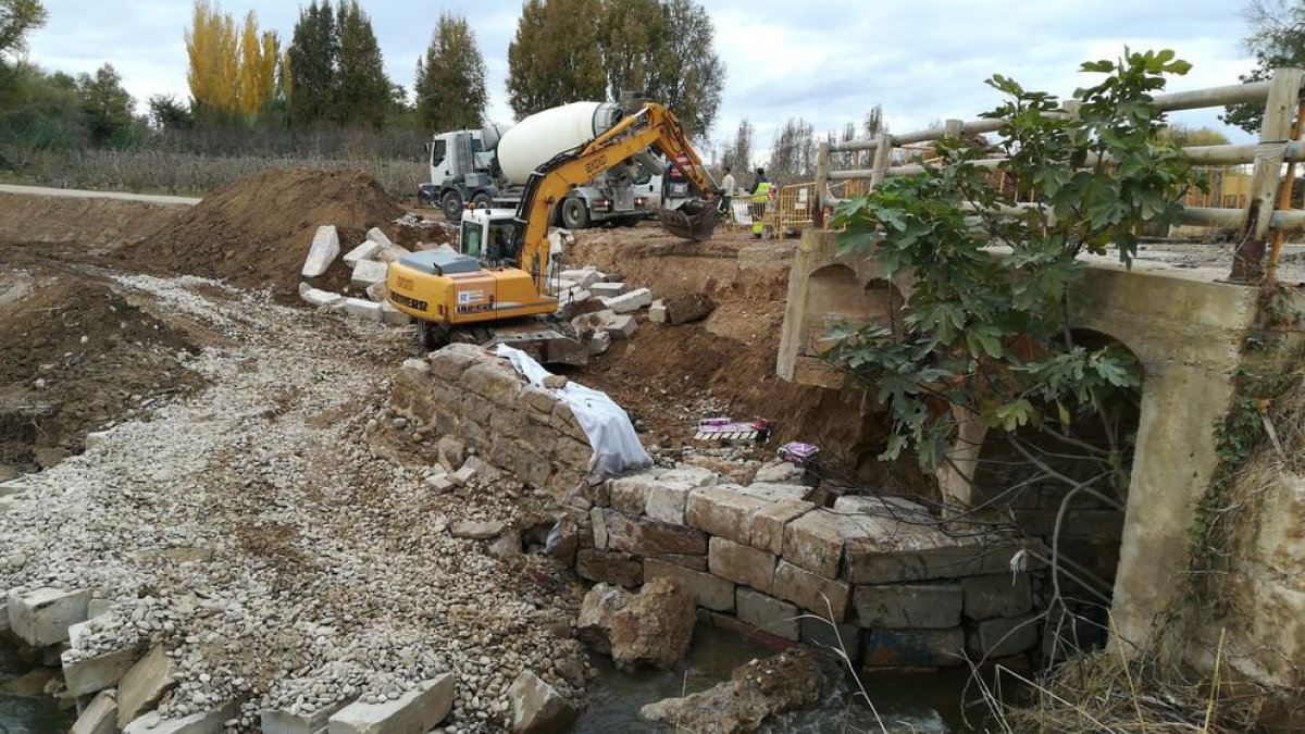 El pont del Boc és un dels que s’han vist danyats per les riuades i s’estan reparant.