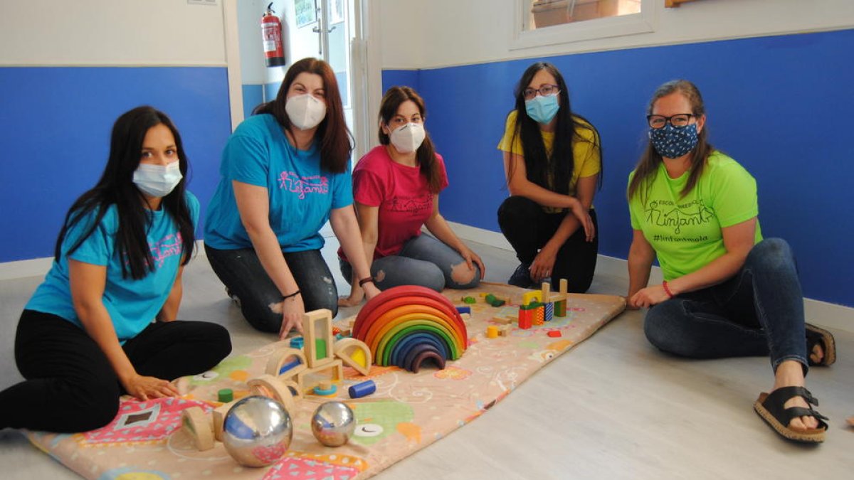 Las responsables de la ‘escola bressol’ privada L’Infant de Mollerussa, en el interior del centro.