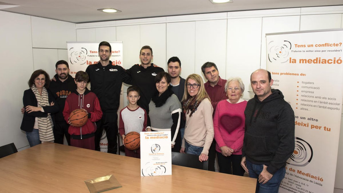 Fernando Sierra i Juan Oliva van visitar ahir el Col·legi de Mediació, que col·labora amb el club.