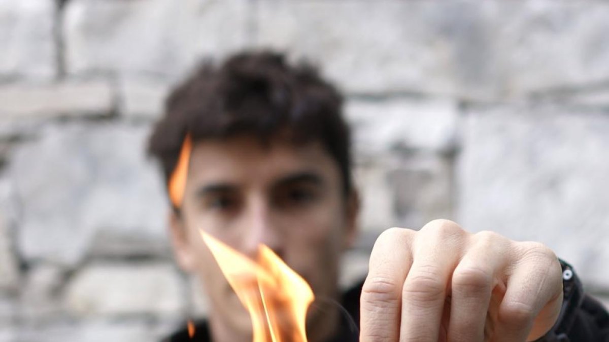 Marc Márquez, cremant un paper amb “2020” escrit.