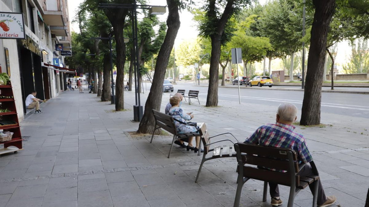 Mayores leridanos, ayer por la tarde durante la franja horaria en la que pueden salir a la calle.