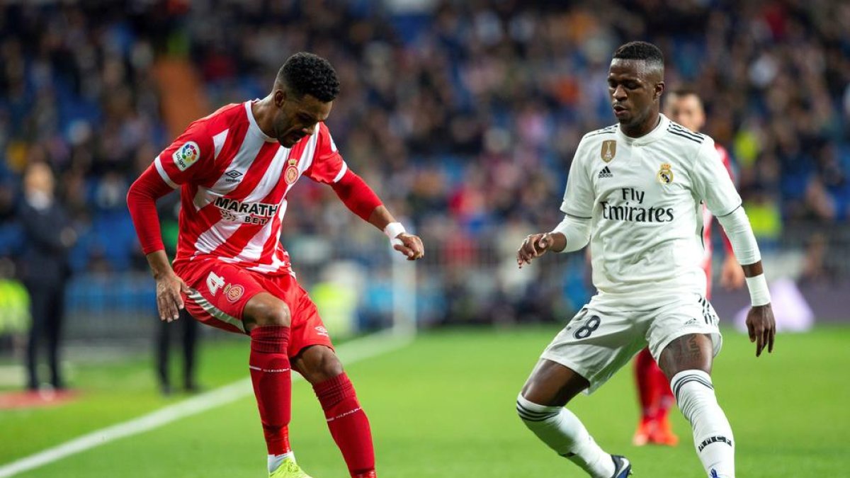 Ramalho controla el balón ante Vinicius.