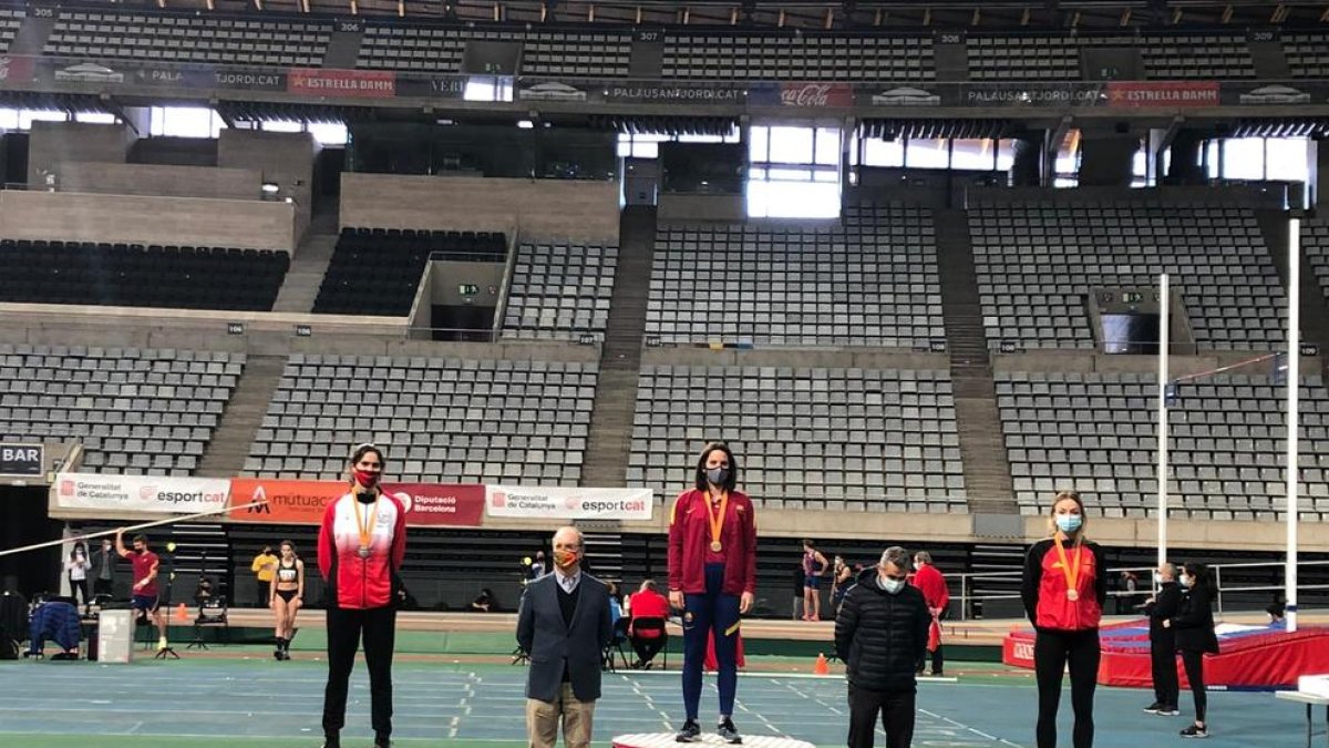 Elena Llobera, a la izquierda, en el podio de salto de longitud.