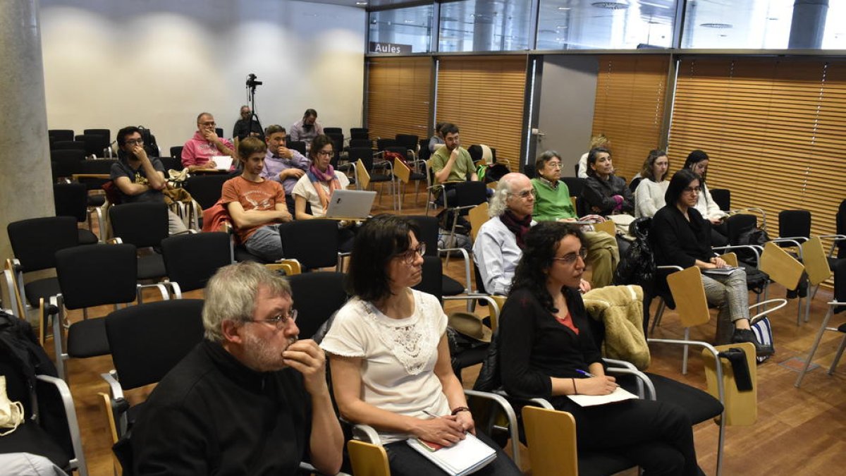 El poeta y profesor Jorge Riechmann, en primera fila durante la jornada de ayer en la UdL.