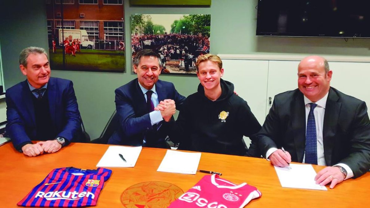 Frenkie de Jong, amb Josep Maria Bartomeu, president del FC Barcelona.