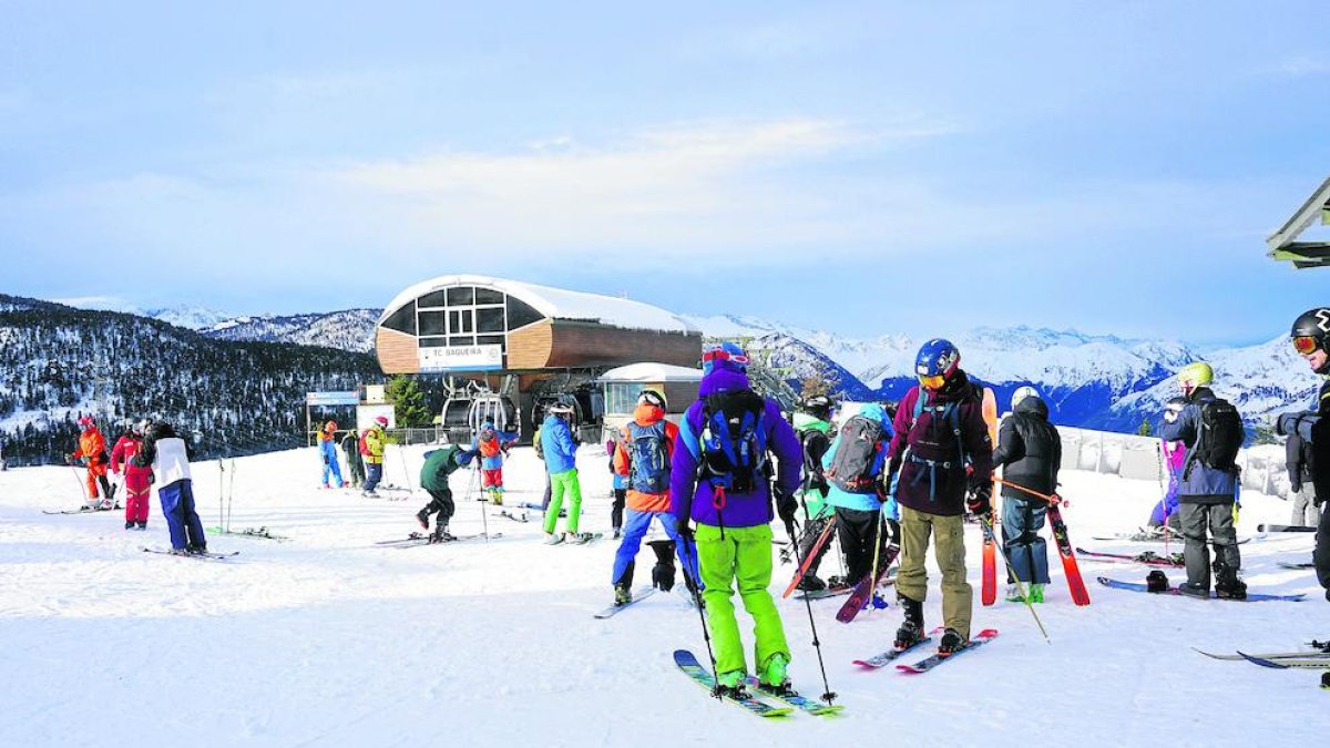 Imatge d’alguns dels esquiadors que van estrenar ahir la temporada d’hivern a Baqueira.
